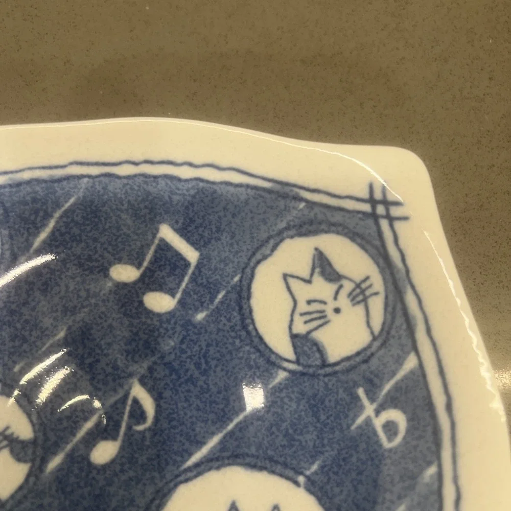 Cat and musical note design plate, Ehime Matsuyama Tobe ware plate